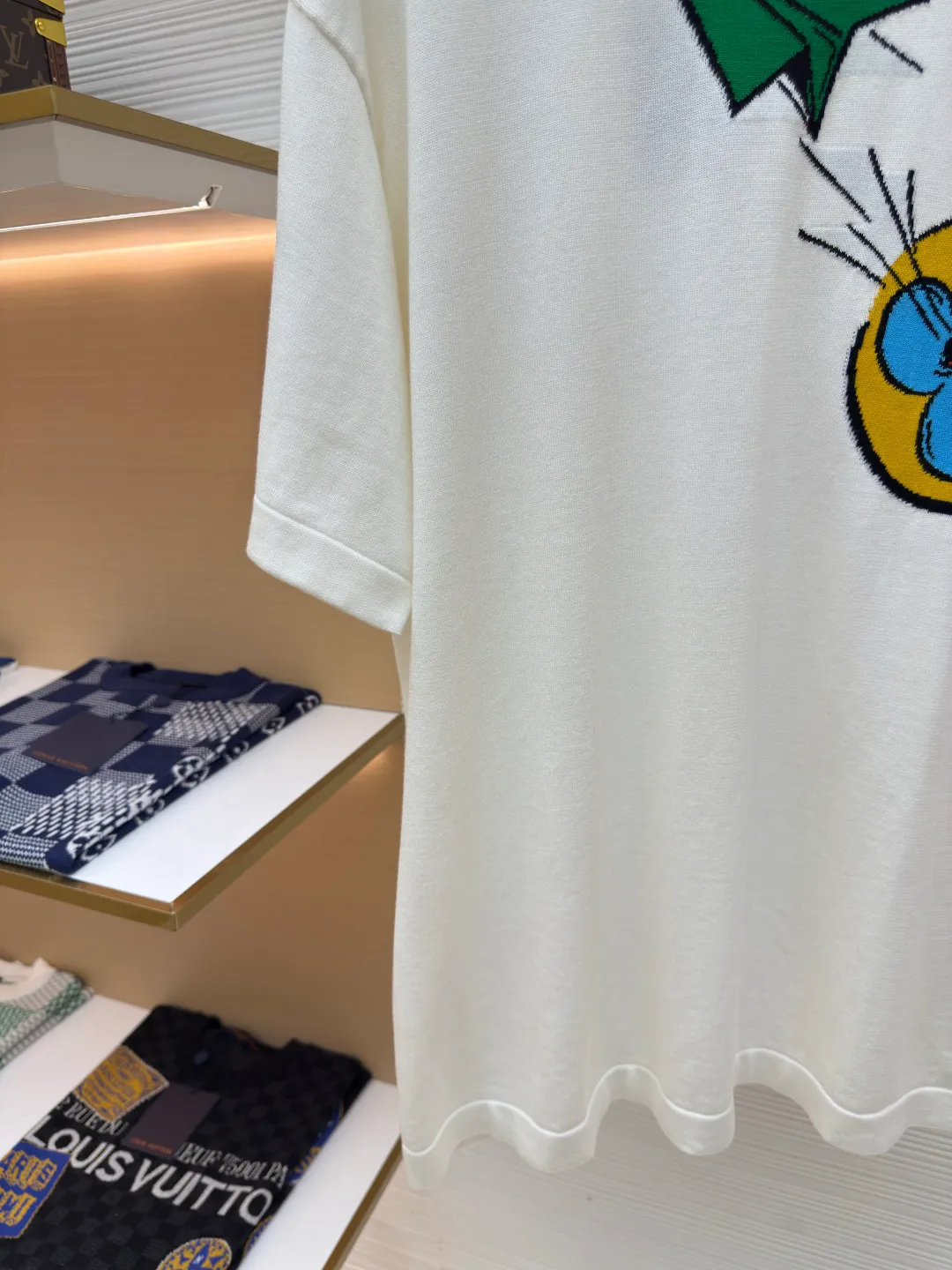 LOUIS VUITTON woolen childlike paper airplane wool short sleeves ●Authentic product: purchased and developed by 7249 ●Item number: 1680219-A55 ●Fabric: wool fabric ●Technology: woolen jacquard ●Version: fitted version ●Weight: about 300 grams ●Size: It feels soft to the touch and does not irritate the skin. It uses the most advanced deodorizing aromatherapy and soft special washing methods to make the garments smooth and odor-free. Four quality inspections are used to produce the perfect product. The overall wiring is straight and delicate, the fabric is comfortable and soft, and the color is consistent without color difference. It can be matched with the same style to create a fashionable look and control various occasions. Customized accessories, complete three standards, same style for men and women!